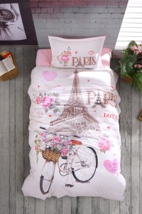 Mekani dječiji krevetni set s motivom Pariza, uključuje jorgan i jastuk s Eiffelovim tornjem, ružičastim srcima i cvijećem, idealan za dječju sobu, izrađen od kvalitetnih materijala za udobnost i stil.