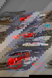 Voštilo za dječju posteljinu s automobilski motivima, u crvenoj boji, idealno za ljubitelje trkaćih automobila.