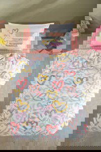 Mekani i šareni dječiji set posteljine sa srcima u raznim bojama, idealan za dječju sobu, sa jastukom sa motivom "selfie" i porukama ljubavi i sreće.