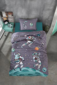Srednja veličina dječjeg posteljinskog seta s motivom astronauta i svemira, idealno za dječju sobu, izrađena od mekane i udobne tkanine, dostupna u kolekciji Space na Daphne.ba.