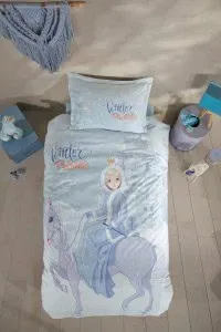 Mekana dječja posteljina za djevojčice s zimskom princezom, idealna za dječju sobu, izrađena od kvalitetnih materijala, s motivima snježne kraljice i konja, savršena za zimske noći i dječju udobnost.