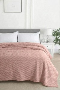 DAPHNE Embos Dia Debela Deka prekrivač u tamno roza boji, dimenzija 155x215 cm, idealan za udobno i elegantno opremanje spavaće sobe.