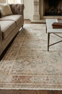 Bež boje, elegantan i sofisticiran, savršen za moderni i klasični enterijer, dio ekskluzivne kolekcije DAPHNE, pruža toplinu i udobnost u dnevnom boravku.