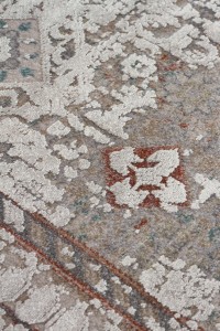 Visoko kvalitetan tepih Babil u sivim tonovima, savršen za moderni i elegantni enterijer, dio ekskluzivne kolekcije DAPHNE, idealan za dodavanje topline i stila vašem prostoru.