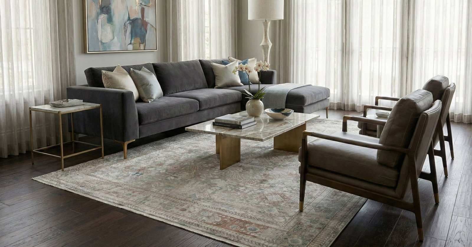 Umetni tepih Babil - Grey (BBL03) u elegantan dnevni boravak sa modernim nameštajem i svetlom zavjesom, savršen za sofisticirani izgled i udobnost. Idealno za luksuzni enterijer.