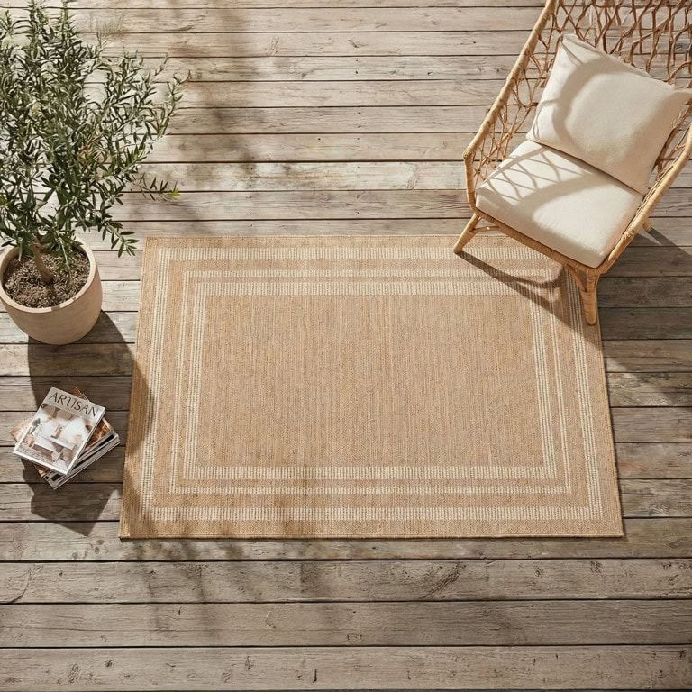 Beli tepih Bali Jut (BLJ 03) u bijeloj boji, ručno izrađen od prirodnog jute, savršen za unutarnje i vanjske prostore, dodaje toplinu i prirodan izgled prostoru. Idealno za moderni i boho stil uređenj.