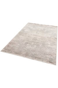 Visoki kvalitet tepih Fresco u bež boji, savršen za moderni i elegantni enterijer, dio ekskluzivne kolekcije DAPHNE, idealan za dnevne sobe, spavaće sobe ili poslovne prostore.