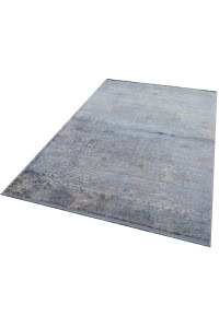 Svetloplavi tepih Fresco s modernim dizajnom, visokokvalitetni ekskluzivni tepih za elegantne interijere. Savršen za dnevne sobe, spavaće sobe ili poslovne prostore.