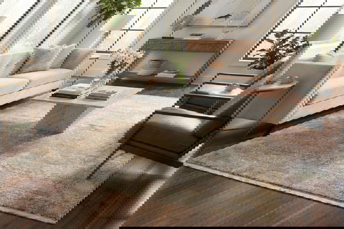 Tepih Fresco Zlatni (FSD01) u modernom dnevnom boravku, savršen za elegantan i udoban prostor, sa zlatnim tonovima i sofisticiranim dizajnom. Ekskluzivna kolekcija DAPHNE.