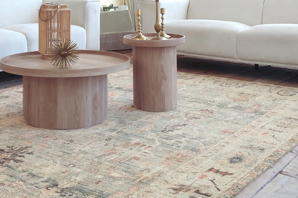 Svetlosivi tepih sa modernim uzorkom u dnevnom boravku, idealan za elegantan i udoban enterijer.