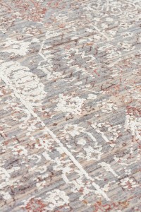 Umetnički tepih La Paz u bež boji sa složenim uzorkom, savršen za elegantan i moderan enterijer. Idealno za dnevne sobe, spavaće sobe ili poslovne prostore. Ekskluzivna kolekcija DAPHNE.