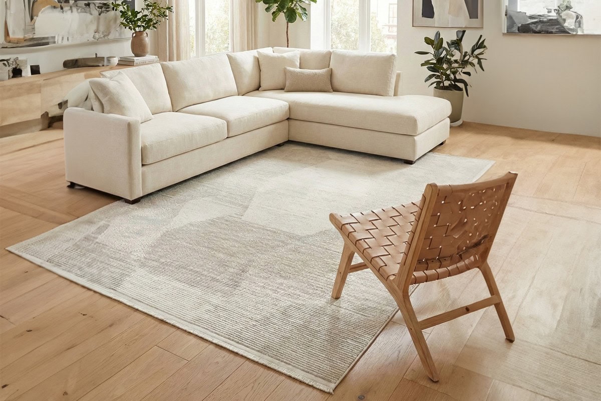 Dječiji tepih Lagos u boji krem-bež, savršen za moderan i udoban dnevni boravak ili dječju sobu, pruža toplinu i eleganciju prostoru.