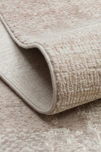 Bež tepih Mahal Mood od mekanog i udobnog materijala, savršen za moderni enterijer, ekskluzivna kolekcija DAPHNE, elegantan i topao dodatak za svaki prostor.