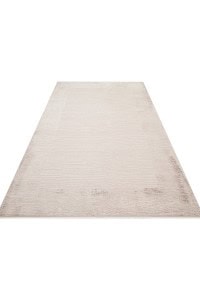 Visokokvalitetni tepih u bež boji iz kolekcije DAPHNE, idealan za moderni i elegantni enterijer, pruža toplinu i udobnost prostoru.