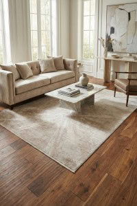 Tepih Mahal Mood - Grey Beige (MHL01) u elegantnom dnevnom boravku s prirodnim svjetlom, savršen za moderni i sofisticirani interijer. Ekskluzivna kolekcija DAPHNE.
