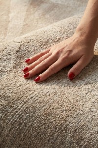 Visokokvalitetni tepih od mekane tkanine u sivim i bež tonovima, idealan za moderni enterijer i udobnost doma.