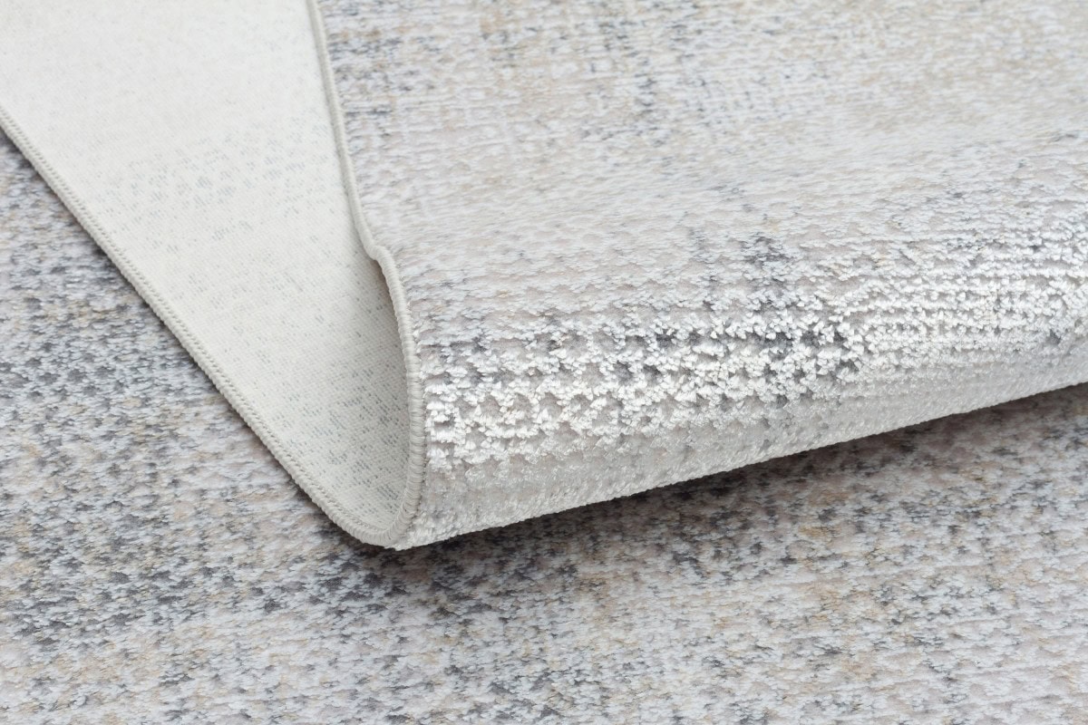 Bež tepih Sateen (21) sa mekanom teksturom i modernim dizajnom, savršen za dnevne sobe i spavaće sobe, pruža toplinu i eleganciju prostoru. Idealno za uređenje doma.