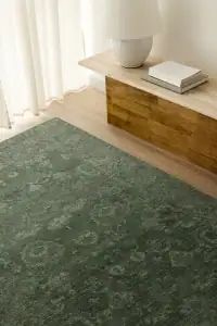 Tepih Shiraz zelenog boja u modernom enterijeru, idealan za dnevne sobe i spavaće sobe, pruža udobnost i eleganciju prostoru. Savršen izbor za stilsku i toplu atmosferu u vašem domu.