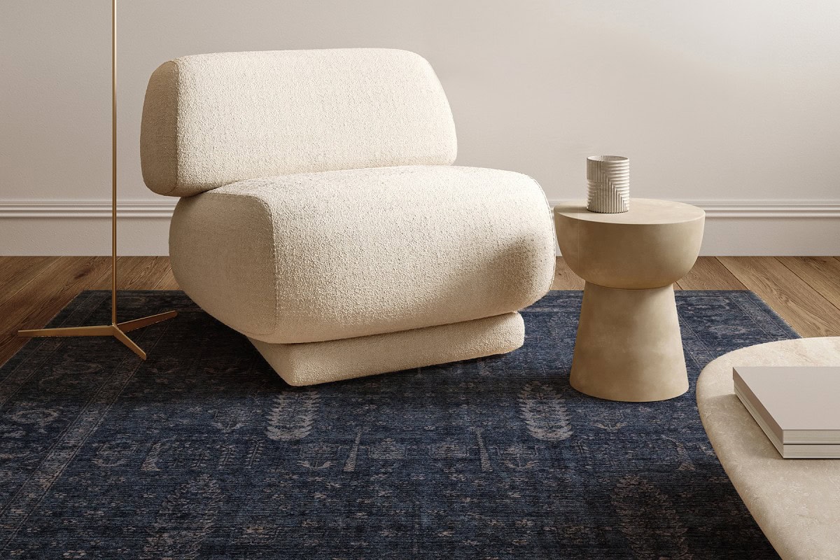 Umetnička fotografija tepiha Shiraz Navy, prikazanog u modernom interijeru, ističe njegovu duboku plavu boju i elegantan dizajn. Savršen izbor za sofisticirane prostore.