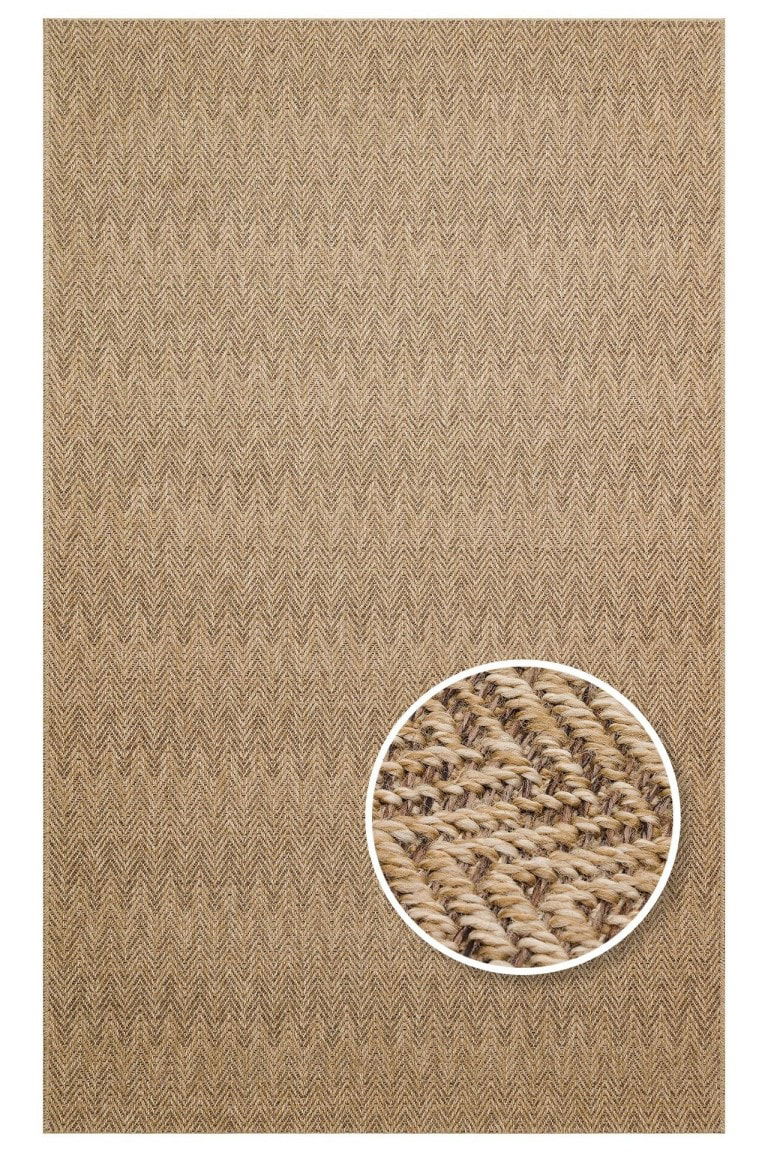 Visoko kvalitetan tepih Ventura (VNT 02) u prirodnoj mocha boji s detaljnim prikazom teksture i vlakana za elegantan i topao izgled prostora.