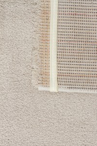 Visokokvalitetni bež tepih Zen s modernim dizajnom, savršen za dnevne sobe i spavaće sobe, pruža udobnost i eleganciju u svakom prostoru. Idealno za moderni i minimalistički enterijer.