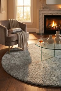 Topići Zen, sivi, okrugli, savršeni za moderni dnevni boravak, pružaju udobnost i eleganciju. Ovaj tepih odražava minimalistički stil i stvara toplu atmosferu u prostoru. Idealno za uređenje interijer.