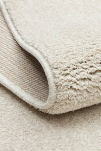 DAPHNE Tepih Zen u svijetlo bež boji, mekani i udobni, idealan za moderni dom, izrađen od visokokvalitetnih materijala za dugotrajnost i estetiku.