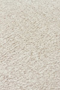 Bijela tepih Zen svijetlo bež boje, mekana i udobna površina, idealna za moderan i minimalistički enterijer, pruža toplinu i eleganciju prostoru.