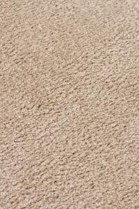 DAPHNE Tepih Zen tamno bež boje, mekana i udobna površina za moderni enterijer, idealan za dnevne sobe i spavaće sobe, pruža toplinu i eleganciju prostoru.