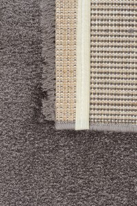 DAPHNE Tepih Zen (Tamno Siva) - Blagi tamnosivi tepih s modernim uzorkom, idealan za dnevne sobe i spavaće sobe, pruža udobnost i eleganciju prostoru. Savršen izbor za toplu i sofisticiranu atmosferu.