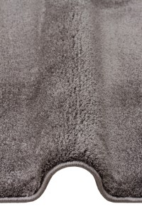 Visokokvalitetni tamno sivi tepih Zen za moderan i elegantan izgled prostora, idealan za dnevne sobe, spavaće sobe ili poslovne prostore.