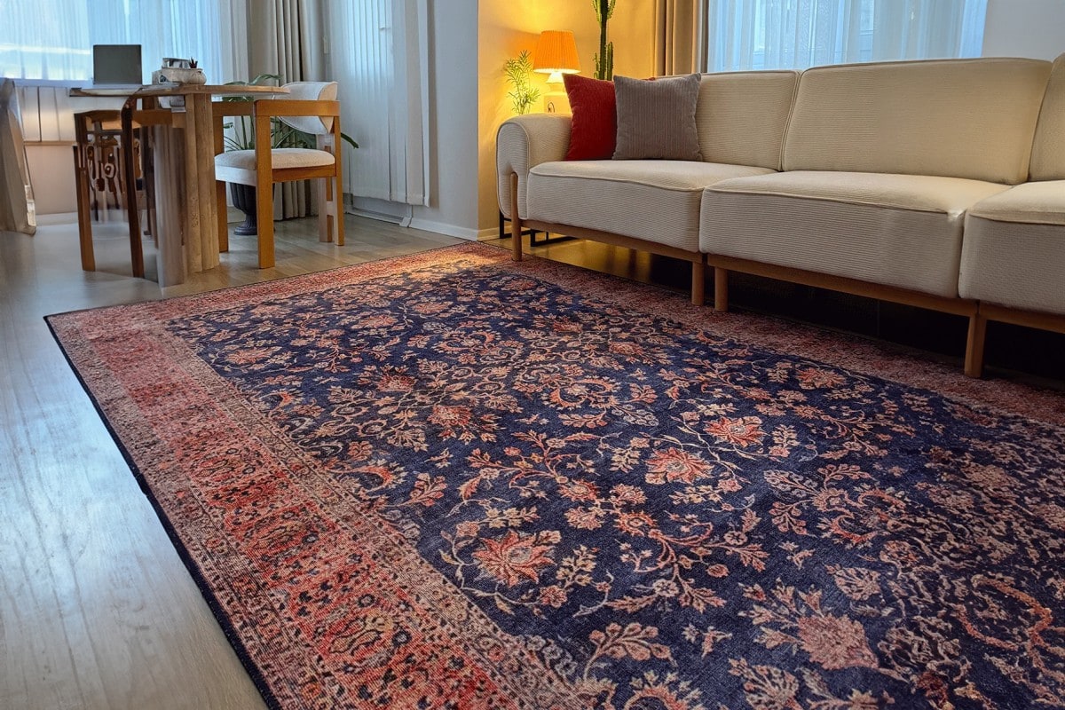 Visoki kvalitet tepiha AF sa složenim cvjetnim uzorkom u tamnoplavoj i crvenoj boji, idealan za dnevne sobe i elegantne enterijere, pruža toplinu i sofisticiranost prostoru.