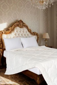 DAPHNE pamuk jorgan za udobno i toplo spavanje, elegantan dizajn s klasičnim ukrasima, idealan za spavaće sobe koje žele luksuz i udobnost.