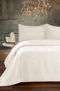 Visokokvalitetni krevetni prekrivač u krem boji, savršen za elegantan i udoban izgled spavaće sobe, dio DAPHNE kolekcije, idealan za moderni i sofisticirani stil uređenja prostora.