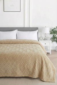 Međunarodni bež prekrivač za krevet, Embos Dia Debela Deka, dimenzija 155x215 cm, elegantan i udoban za modernu spavaću sobu.
